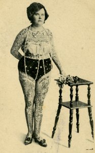 صورة لآني فرانك ، السيدة الموشومة ، حوالي عام 1910